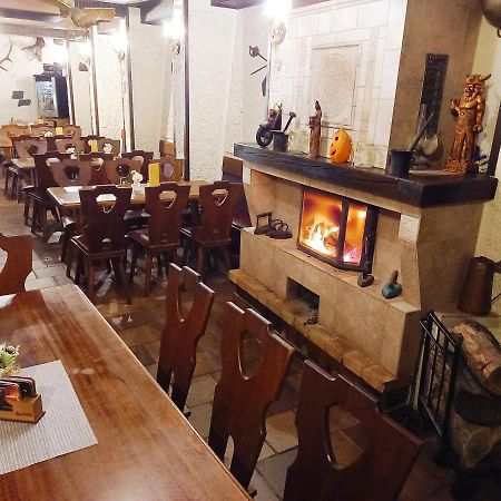 Restaurant A Penzion Pod Draci Skalou Karlstejn Luaran gambar