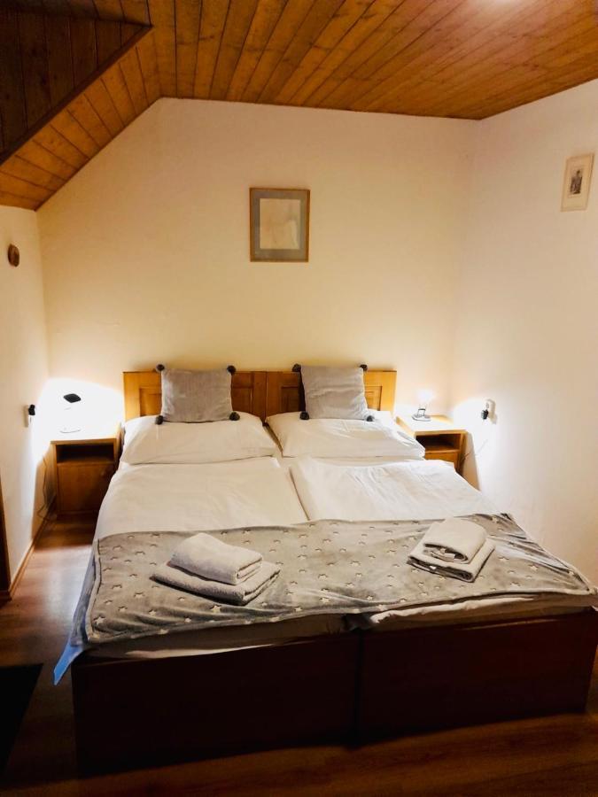 Restaurant A Penzion Pod Draci Skalou Karlstejn Luaran gambar