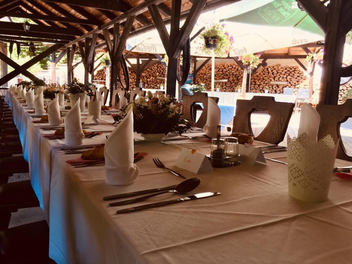 Restaurant A Penzion Pod Draci Skalou Karlstejn Luaran gambar