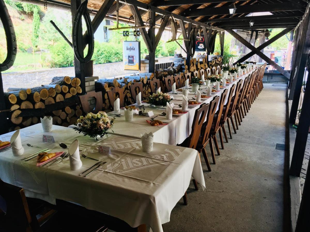 Restaurant A Penzion Pod Draci Skalou Karlstejn Luaran gambar