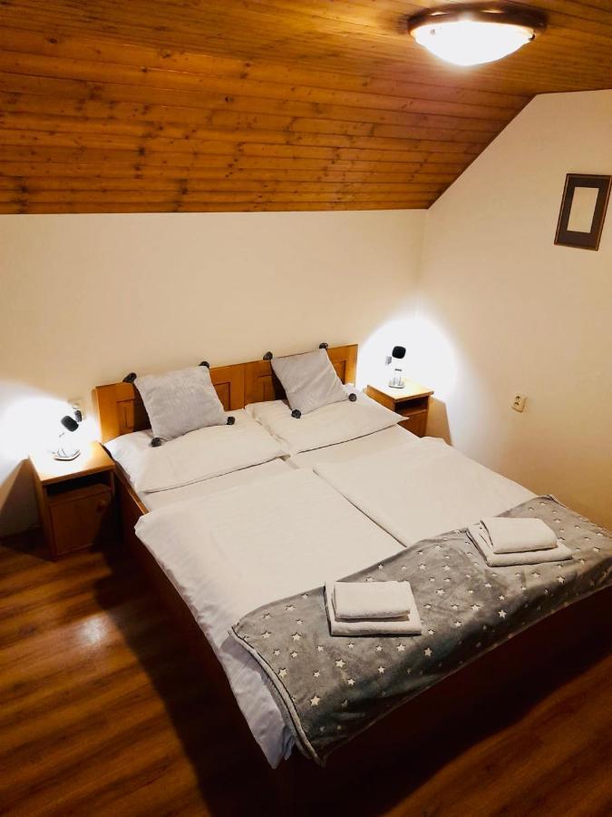 Restaurant A Penzion Pod Draci Skalou Karlstejn Luaran gambar
