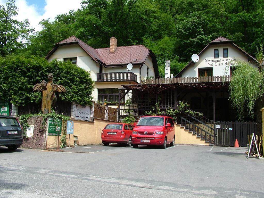 Restaurant A Penzion Pod Draci Skalou Karlstejn Luaran gambar